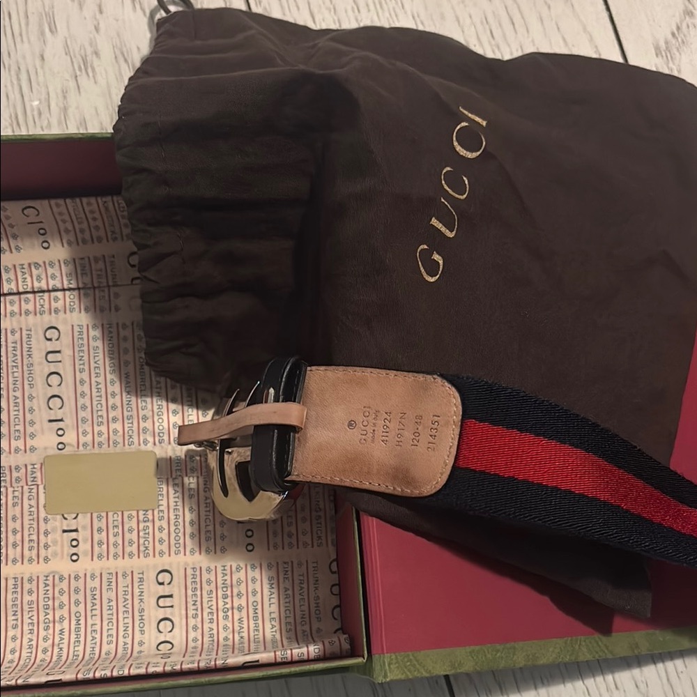 Gucci Men's Black and Red Belt - Picture 2 of 6